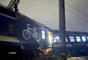 ​На станції Підзамче зіткнулися поїзд і електровоз: є травмовані