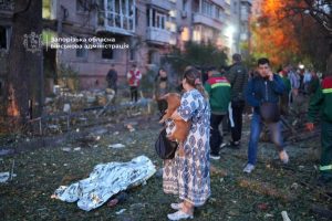 Внаслідок ранкового удару керованими авіабомбами по Запоріжжю загинув чоловік, ще семеро людей отримали поранення