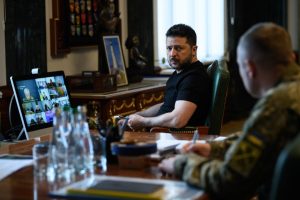 Через численні пошкодження енергомереж і об’єктів передачі електрики відновлення триває цілодобово, – Зеленський